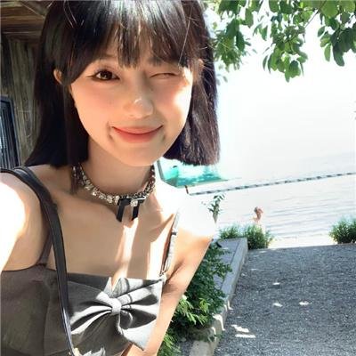 出墙红杏两家春